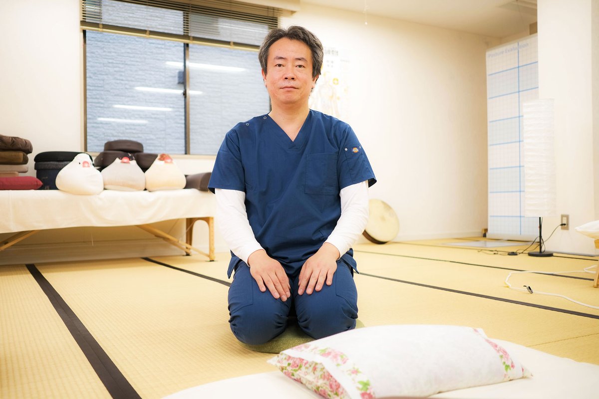 紡指圧治療室にて、正座する黒澤一弘